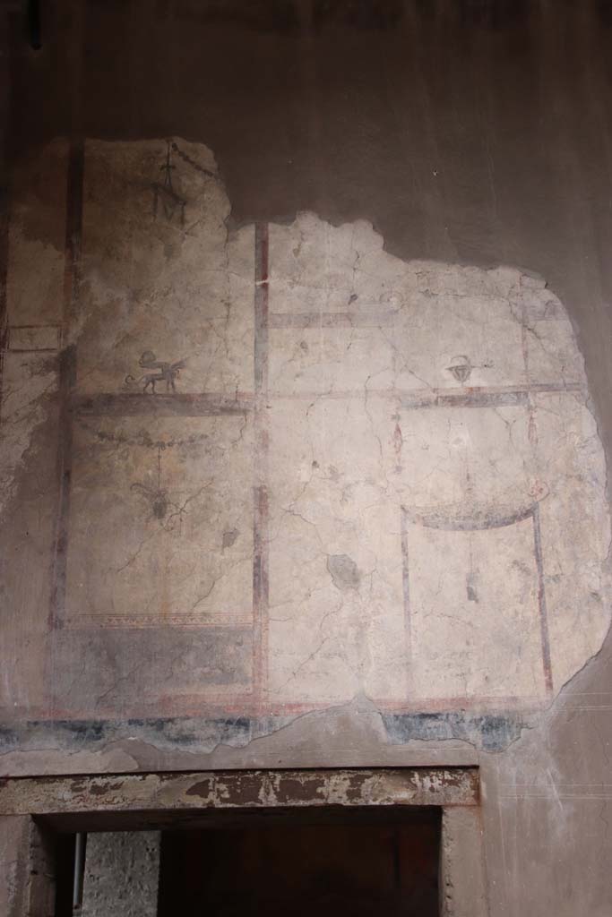 IV.21, Herculaneum. October 2020.
Room 24, upper west wall in atrium, south end above doorway to Room 5. Photo courtesy of Klaus Heese.